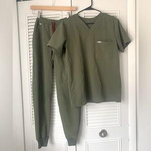 Figs Green Scrub Set with Jogger Style Pants, Size XS
